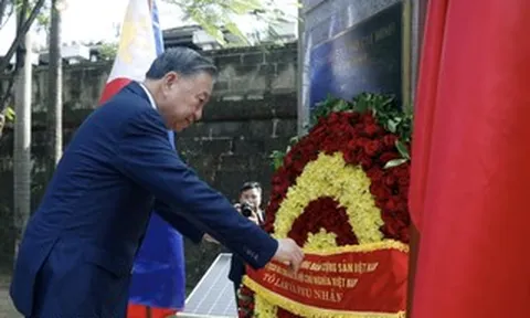 Tổng Bí thư, Chủ tịch nước Tô Lâm dâng hoa tại Tượng đài Chủ tịch Hồ Chí Minh ở Philippines