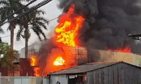 Kho phế liệu ven quốc lộ 1 cháy ngùn ngụt, lan sang tiệm sửa xe máy
