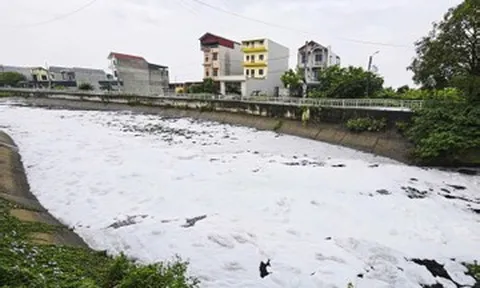 Nước kênh đen đặc, nổi bọt trắng bay cả vào nhà: UBND tỉnh chỉ đạo xử lý dứt điểm