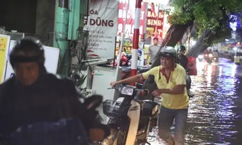 TPHCM: Mưa như trút khiến đường biến thành sông, xe chết máy hàng loạt