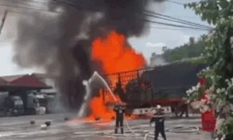 Xe tải cháy ngùn ngụt giữa trưa nắng nóng ở Lạng Sơn