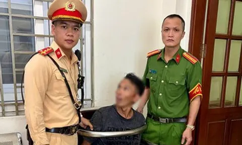 Người đàn ông cầm bồ cào đập phá ô tô trên phố ở Hà Nội