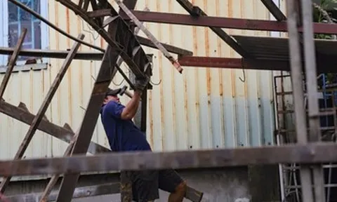 Cận cảnh người dân hối hả đập tường, lùi nhà để mở rộng đường 'nghẽn' nhất TPHCM