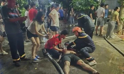 Cảnh sát cứu hai trẻ mắc kẹt trong nhà cháy lúc nửa đêm