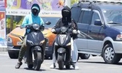 Trùm kín như 'ninja' mưu sinh dưới mùa hè đổ lửa ở Đà Nẵng