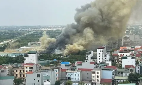 Cháy lớn tại xưởng nhựa ở Hà Nội, huy động máy xúc hỗ trợ dập lửa