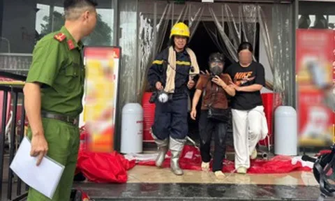 Cháy siêu thị ở Hà Nội, khói dày đặc, người mắc kẹt phải lên sân thượng lánh nạn