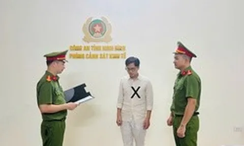 Quyết định khởi tố ông chủ shop giày dép Mai Xuân Chiến