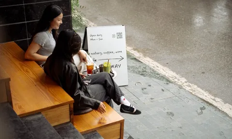 Vỉa hè 'tự tạo' của quán cà phê Hà Nội