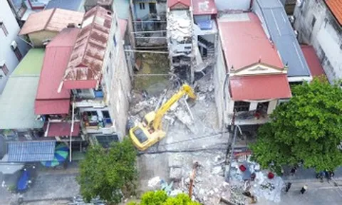 Buộc phải phá dỡ 2 ngôi nhà sau sự cố đào móng công trình ở giữa
