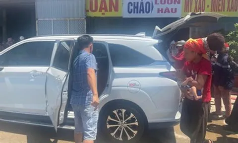 Người mẹ địu con, đẩy xe nôi giữa nắng 40 độ đã lên xe về Hà Nội