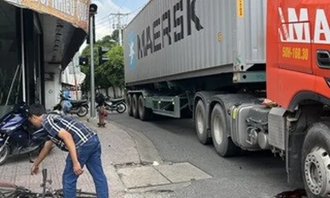 Nam thanh niên chạy xe đạp bị xe container tông tử vong ở TPHCM