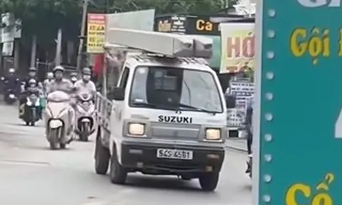 TPHCM: Lời khai của tài xế xe tải chở 2 cọc bê tông trên nóc thùng xe