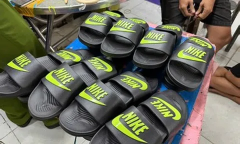 Đột kích xưởng sản xuất hàng vạn đôi dép giả nhãn hiệu Nike, Adidas, Gucci