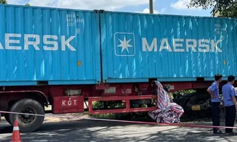Hiện trường vụ tai nạn giữa xe container và công nông khiến 3 người tử vong