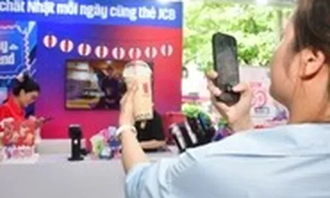 Đến gian hàng JCB, quẹt 'một chạm' uống trà sữa, nhận quà