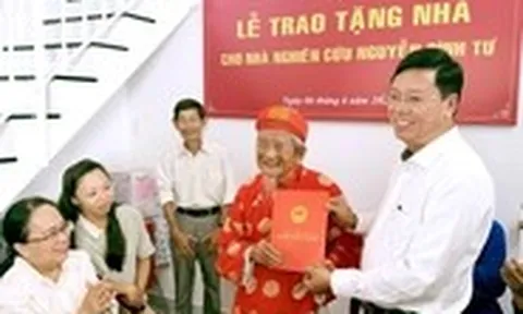 Nhà nghiên cứu Nguyễn Đình Tư nhận căn hộ mới ở tuổi 106