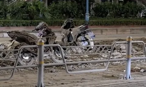 Danh tính tài xế ô tô làm rơi bùn đất kéo dài 100m trên đường, khiến 2 người ngã ở Hà Nội