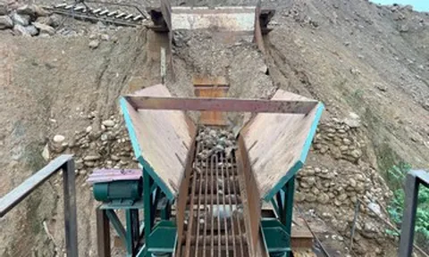 Đại gia làm giàu nhờ khai thác khoáng sản trái phép, các cán bộ bị gọi tên