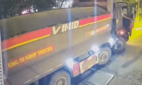 Tàu hỏa tông ô tô tải chở cát ở Hà Nội, 4 xe máy bị vùi lấp