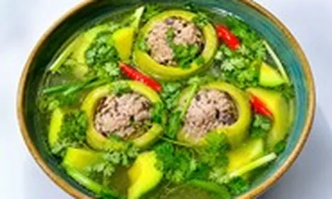 Canh bơ non nhồi thịt từ những trái bơ rụng sau mưa dông