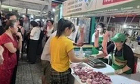 Lần đầu TP.HCM đưa thịt heo 'Tick xanh trách nhiệm' vào chợ truyền thống