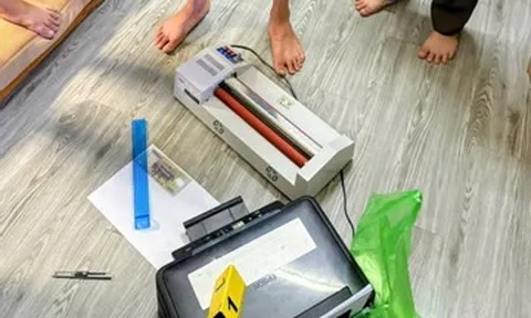 Khám nhà hai thanh niên ở Hà Nội, phát hiện nhiều dụng cụ nghi làm tiền giả