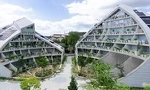 Những chậu cây và cổng vòm hình người làm sống động khu nhà ở khu công nghiệp cũ