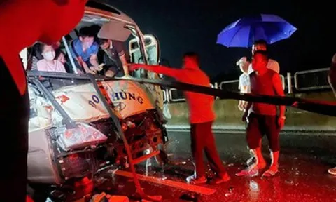 Tai nạn liên hoàn trên cao tốc, 8 xe cứu thương đến hiện trường