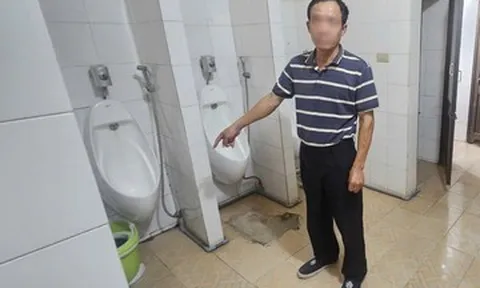 Tài xế ném hơn 0,5kg vàng vào nhà vệ sinh khi bị kiểm tra ở cửa khẩu