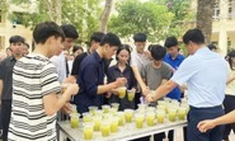 Ly nước mát, bát cháo thơm tiếp sức sĩ tử mùa thi