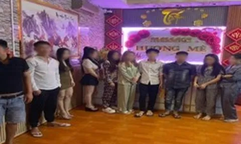 Công an tiến hành làm việc với chủ cơ sở massage Lê Nguyễn Minh Nhựt và 5 nhân viên