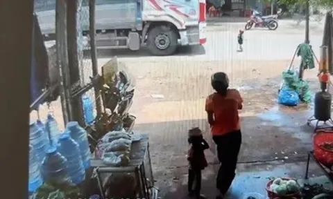 Bé trai 3 tuổi băng qua đường, bị xe tải tông tử vong