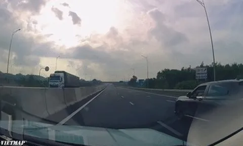 Clip ô tô bất ngờ bị ném chai nước trúng kính lái khi đang chạy trên cao tốc