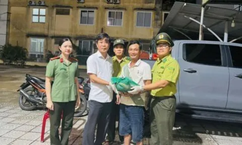 Nhặt được túi chứa con vật "lạ", người đàn ông mang đến phường ngay trong đêm