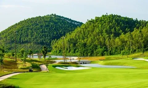 Hạ chức trưởng phòng ở Phú Thọ đi đánh golf trong giờ hành chính