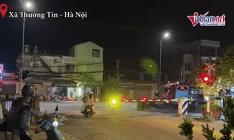 Hình ảnh nhiều tài xế ở Hà Nội liều mình vượt rào chắn, 'chạy đua' với tàu hỏa