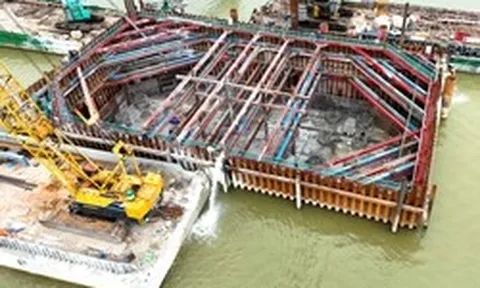 Ba trụ tháp chính của cầu dây văng hơn 7.300 tỷ dần lộ diện trên sông Hồng