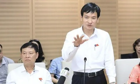 Bí thư xã ở Hà Nội nói chuyện trang bị xe đạp cho trưởng thôn đi thăm hỏi người dân