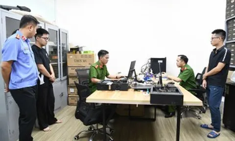 Hình ảnh cảnh sát khám xét trong vụ án bản quyền phần mềm đầu tiên trên cả nước