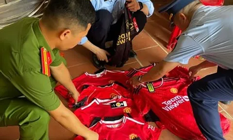 Người phụ nữ bị xử phạt vì bày bán 7 bộ quần áo giả nhãn hiệu Manchester United