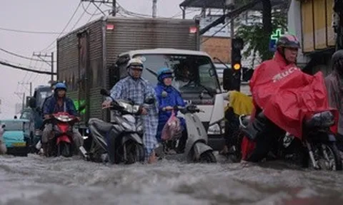 Lời khuyên của Công an TPHCM trong mùa mưa