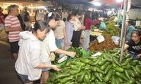 Nhộn nhịp khách tham quan, mua sắm đêm khai mạc Tuần lễ trái cây ở TP.HCM