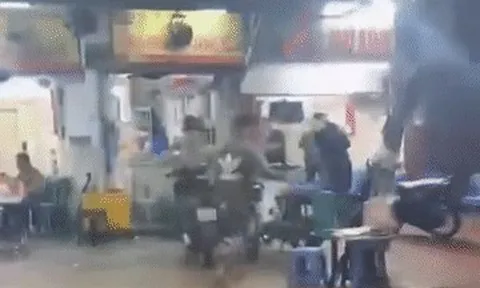 Công an xác minh clip nam thanh niên cầm điếu cày đánh người tới tấp ở Hà Nội