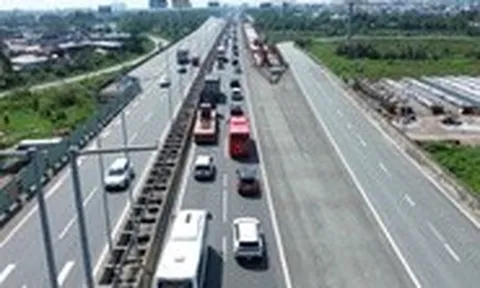 Kẹt xe 10km trên cao tốc TP.HCM - Long Thành