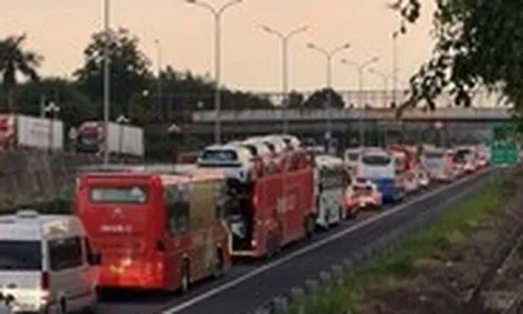 Kẹt xe nhiều đoạn trên cao tốc TP.HCM - Long Thành - Dầu Giây, CSGT hướng dẫn đi quốc lộ 1