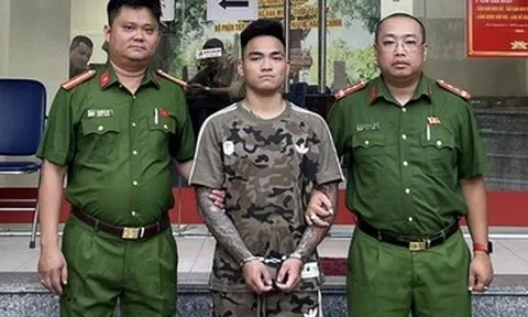 Bắt giữ thanh niên ‘xăm trổ’ vác điếu cày đánh người trên phố ở Hà Nội