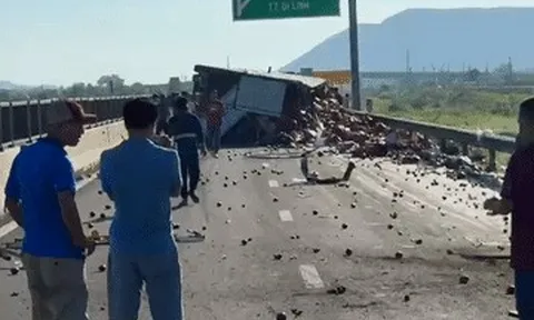 Xe tải mất lái lật nghiêng giữa đường, cao tốc ùn tắc kéo dài