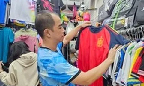 Ăn theo World Cup: Đồ thể thao thấp thỏm, quán cà phê chi tiền triệu dựng màn chiếu kéo khách