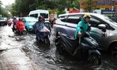 Mưa lớn tại TP.HCM chiều nay, nhiều đường ngập cục bộ